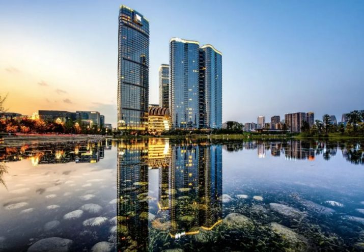 银泰中心，官方认证超甲级楼宇品质，物业等级高，无敌采光视野！