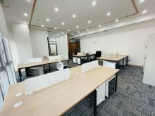 精装209平带办公家具办公室出租,位于嘉州协信中心,交通便利