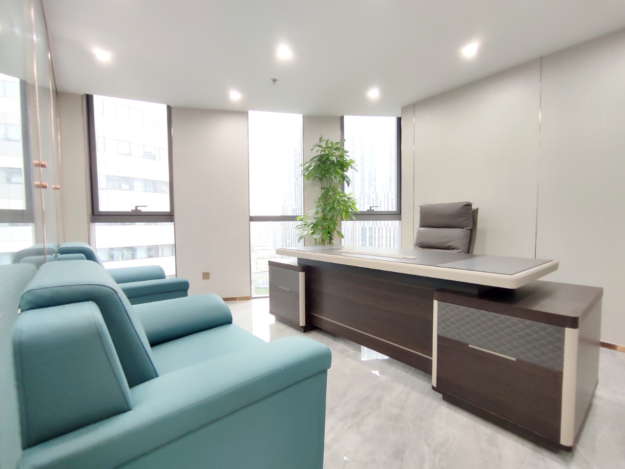 汉街总部国际200平丨全套带家具丨户型方正丨近地铁