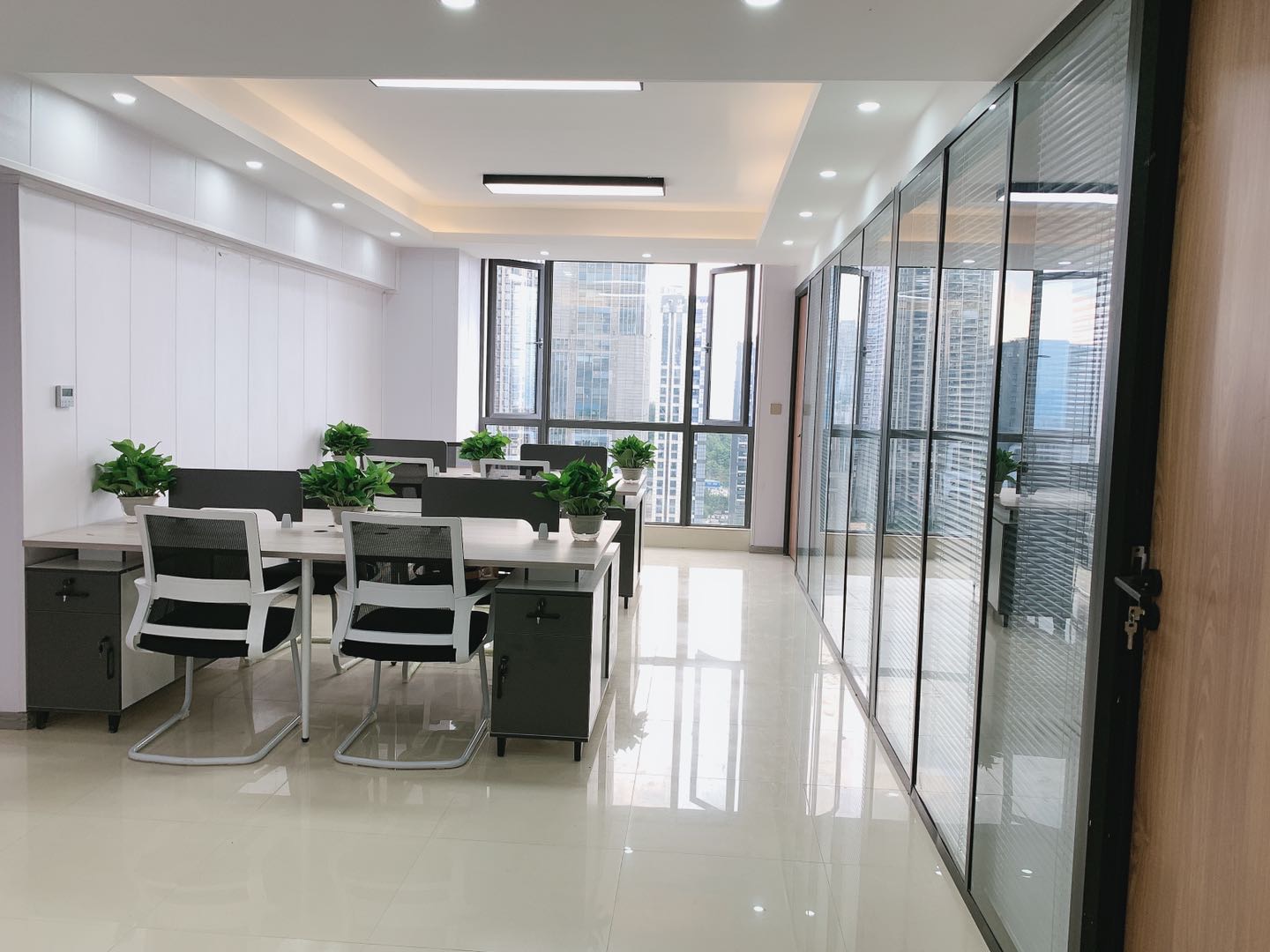 重庆蓝洋金融中心写字楼出租，150平精装带家具