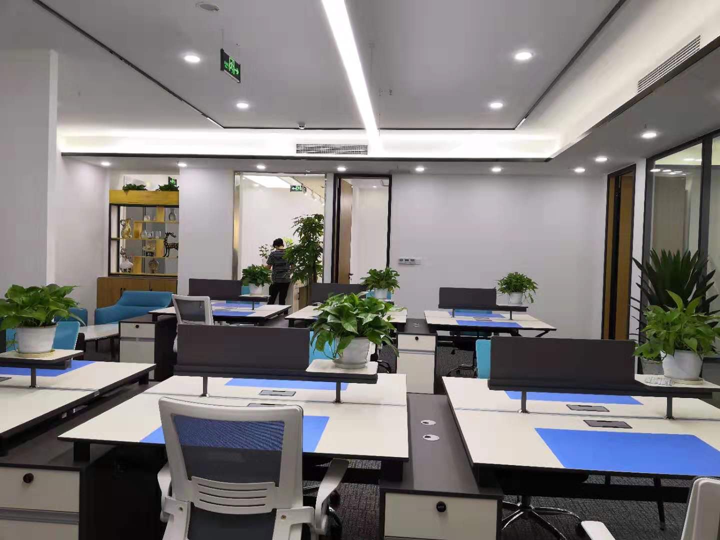 重庆绿地保税中心出租，品牌家具，清爽装修。