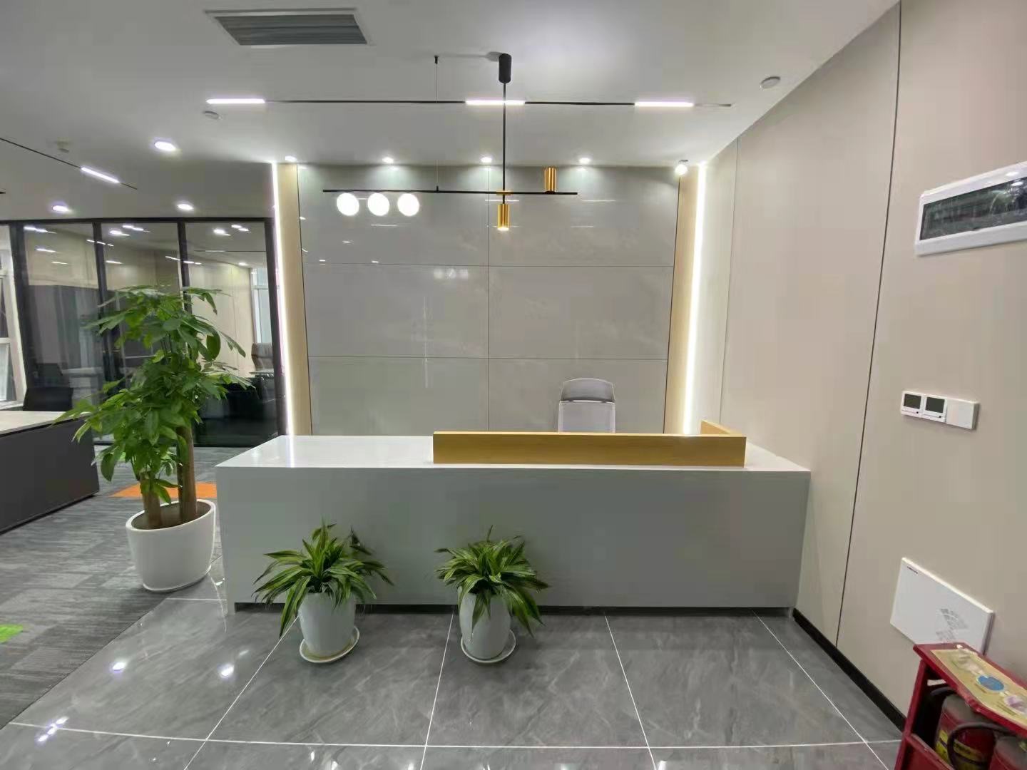 重庆蓝洋金融中心186平精装写字楼出租 户型方正，双面采光