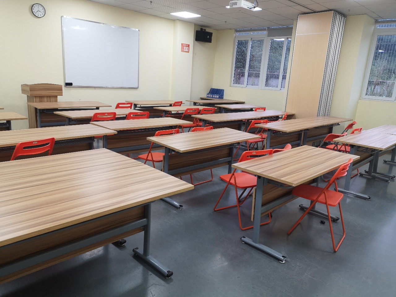渝北带宿舍的培训学校出租 面积2770平 宿舍 学校教室已隔